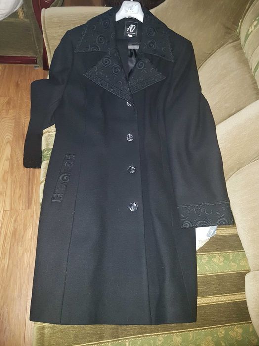 Płaszczyk krótki flauszowy.