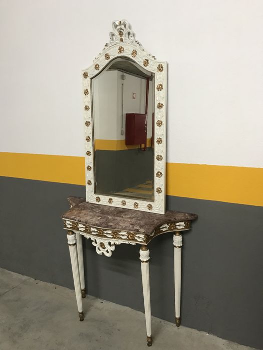 Consola com pedra e espelho