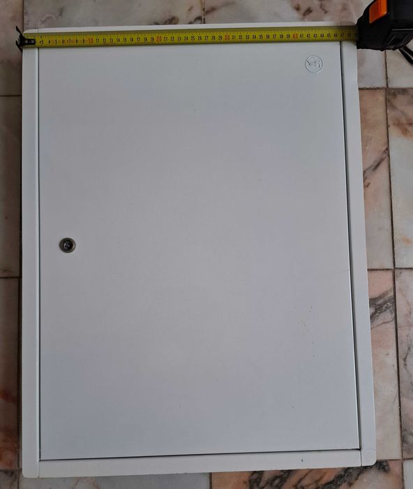 Escotilha de inspeção metálica com fechadura 600×440 mm.