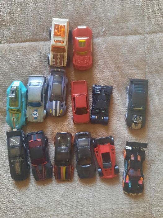 13 carrinhos pequenos