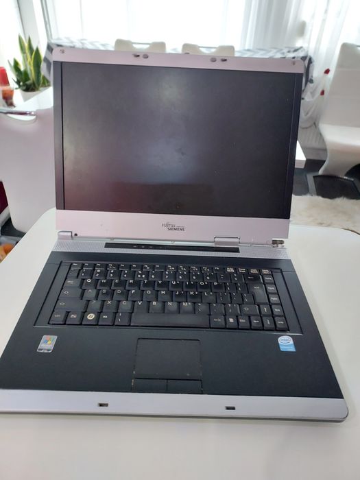 Na części laptop Fujitsu Siemens