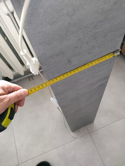 Regał wąski na książki z lampką