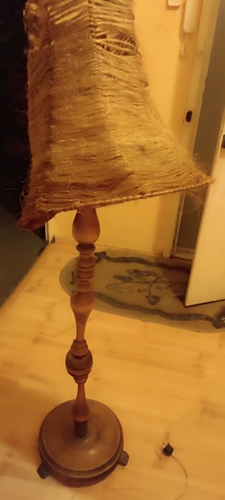 Lampa stojąca drewniana