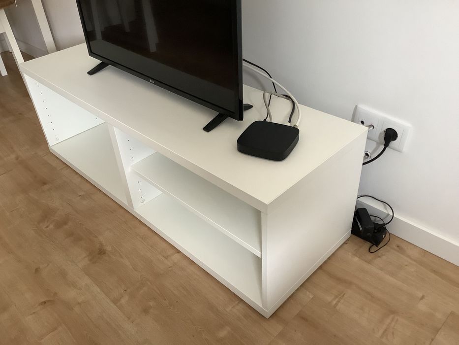 Móvel para TV com uma prateleira na estrutura - 120x40x38 branco