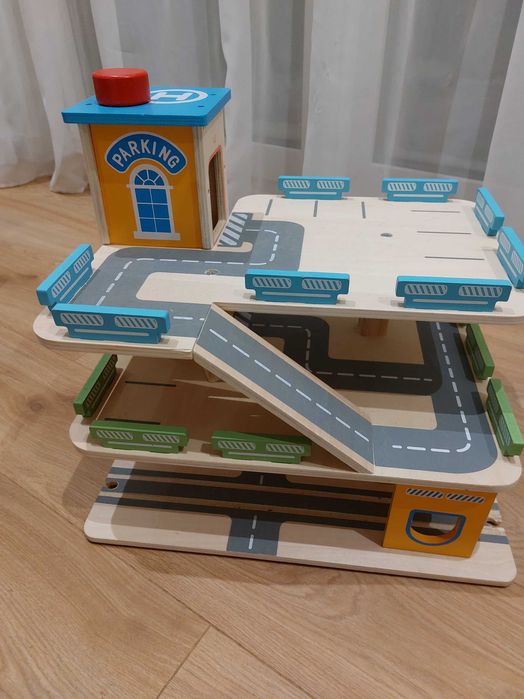 Garaż parking samochodowy piętrowy z drewnianą windą