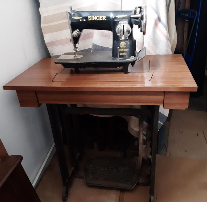 Máquina costura Singer Com mesa antiga