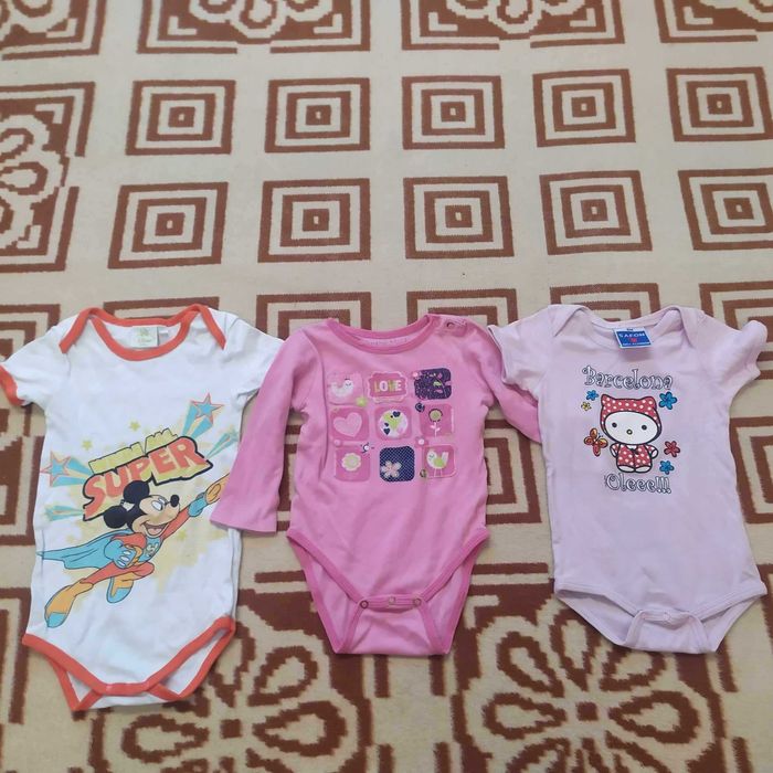 Dziewczęce body 6-12 miesięcy 3 sztuki za 4zł.