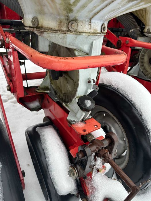 Продається сівалка пневматична Massey Ferguson 555 6