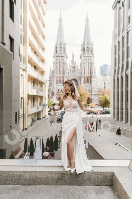 Весільна сукня у стилі мінімалізм – елегантна, з розрізом, розмір S/M