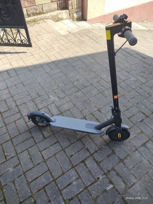 Продам Xiaomi Mi Electric Scooter Essential