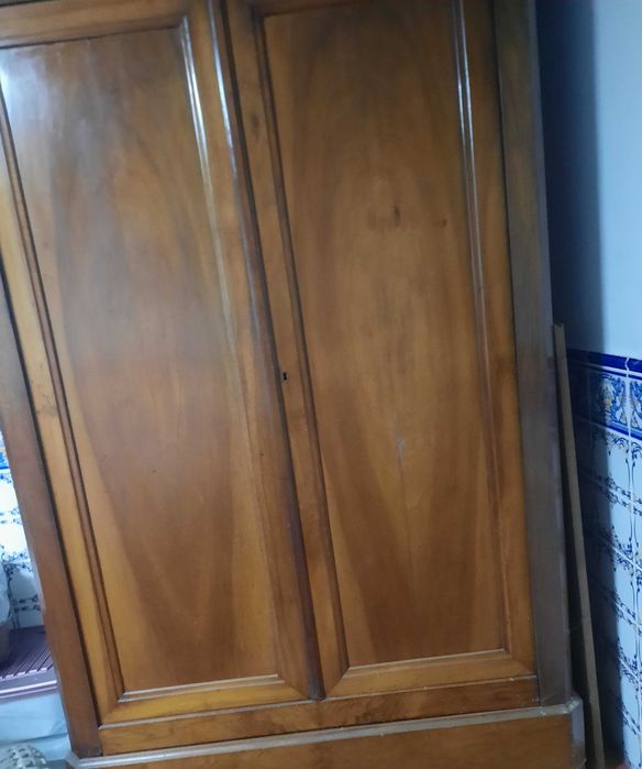 Vendo um guarda fato muito antigo