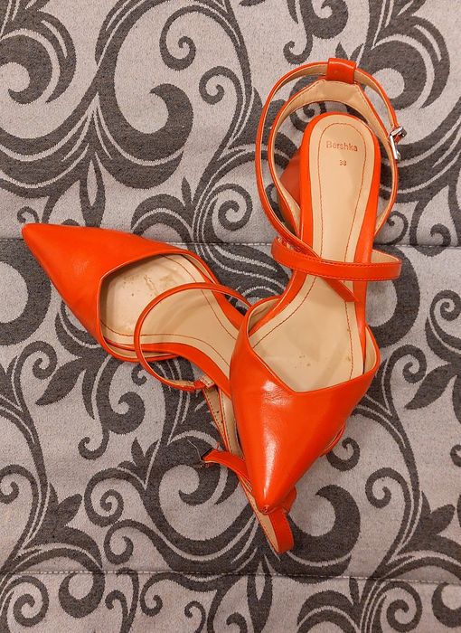 Sapato encarnado marca Bershka