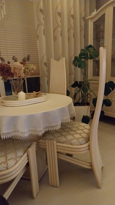 Krzesła rattanowe z Indonezji