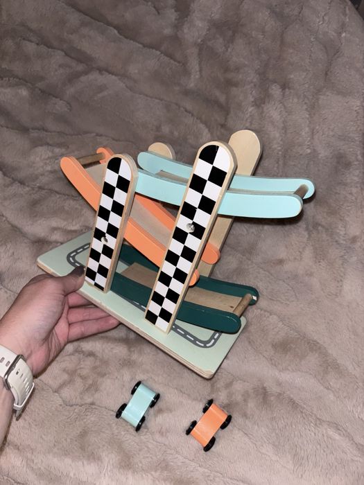 Zestaw drewnianych zabawek układanka sorter zjeżdżalnia z autkami