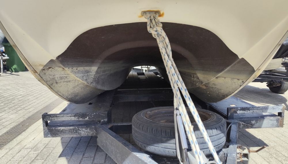 Barco catamarã com atrelado