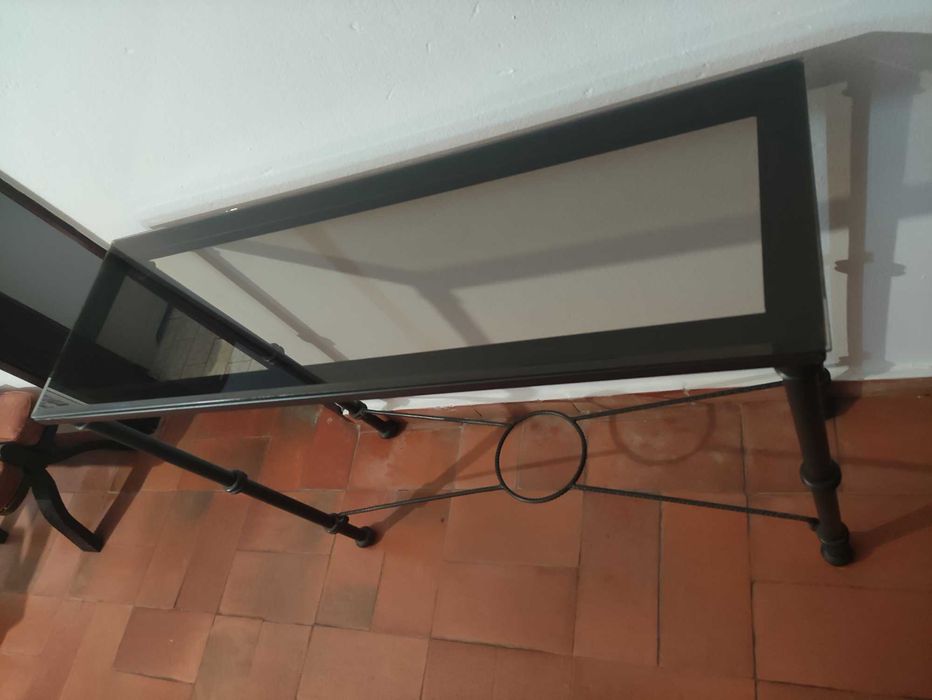 Consola em ferro forjado com tampo de vidro