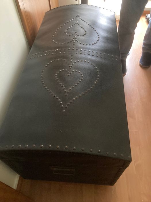 Baú preto decorado com repartições