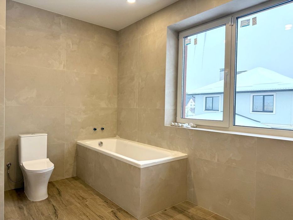 Газифікований будинок з ремонтом на 8 сотках. Гараж. Мін. оформлення