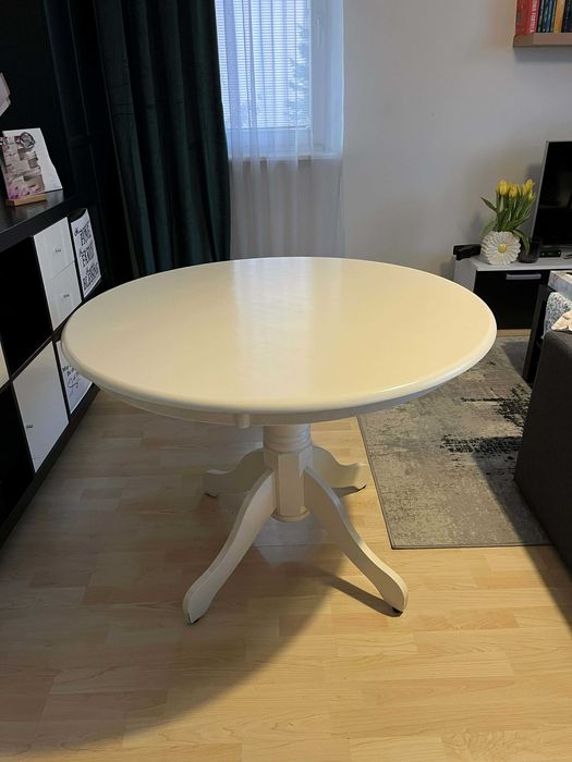 okrągły drewniany stół