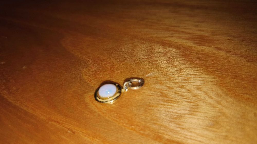 Damski złoty wisiorek zawieszka z opalem naturalnym