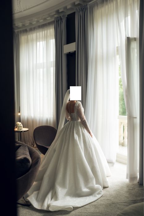 Весільна сукня S–M (36–38), пишна, з довгим рукавом + фата