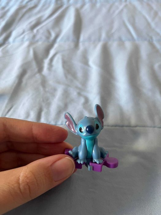Figura Stitch Disney 100 com peça de puzzle roxa