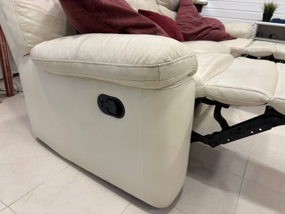 Sofá em pele e bom estado.