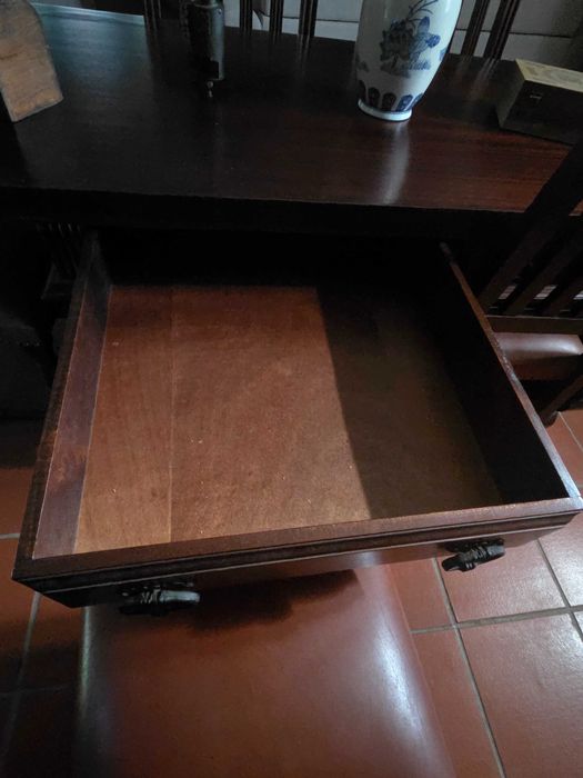 Conjunto de Mesa de Jantar em Madeira Maciça + 6 Cadeiras em Pele (Como Novo)