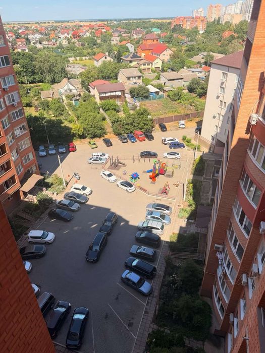 Продам в Монолите  2 комнатную со студией квартиру