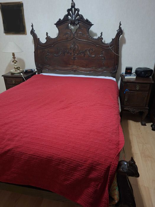 Cama casal estilo D. João V com duas mesas de cabeceira