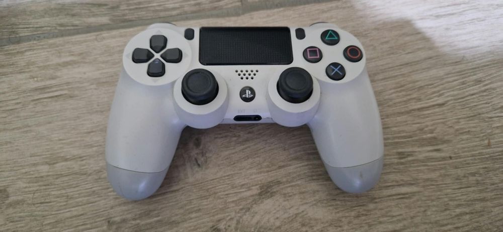 PS4 usada de 1TB (preço negociável)