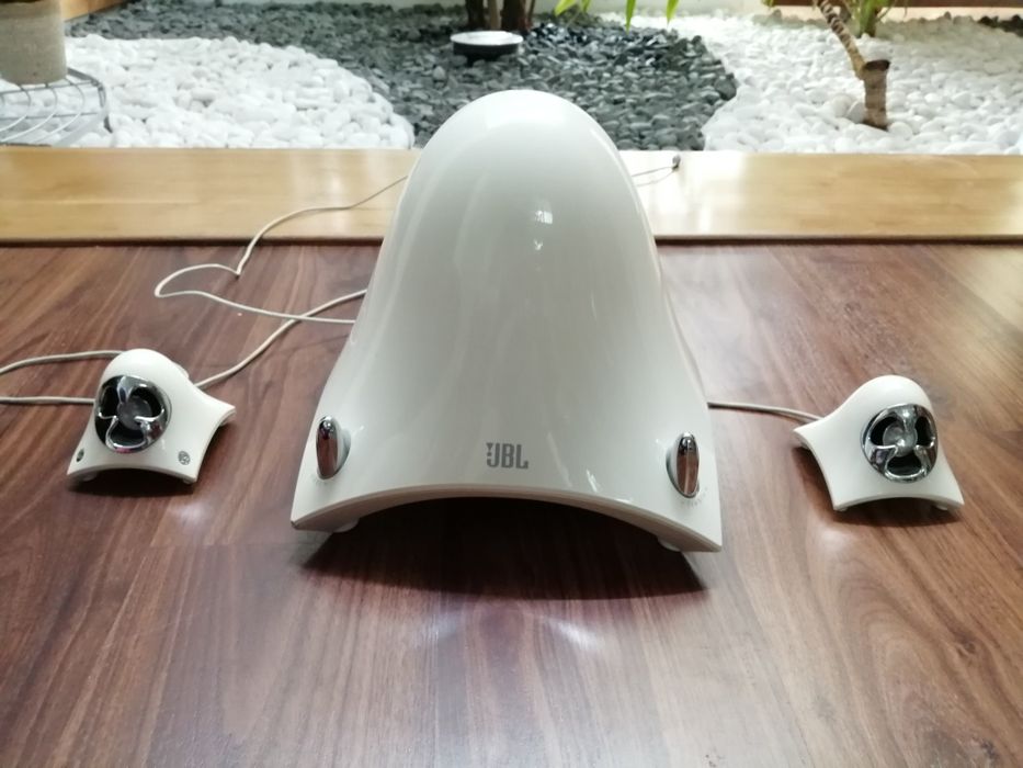 Colunas JBL em cor branco