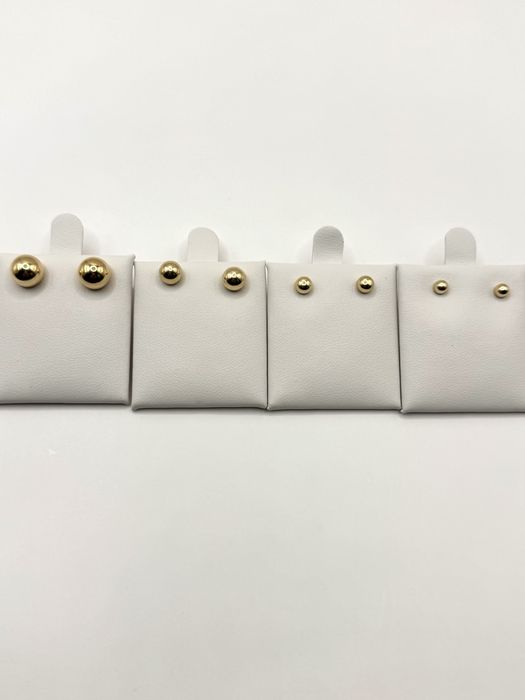 Złote kolczyki kulki