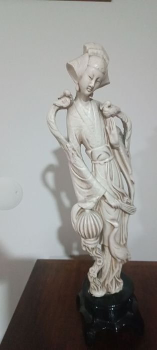 Estatueta de uma mulher japonesa