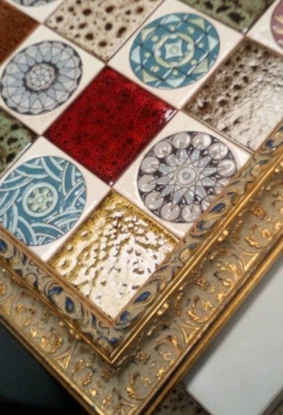 Quadros moldurados em azulejo pintado á mão