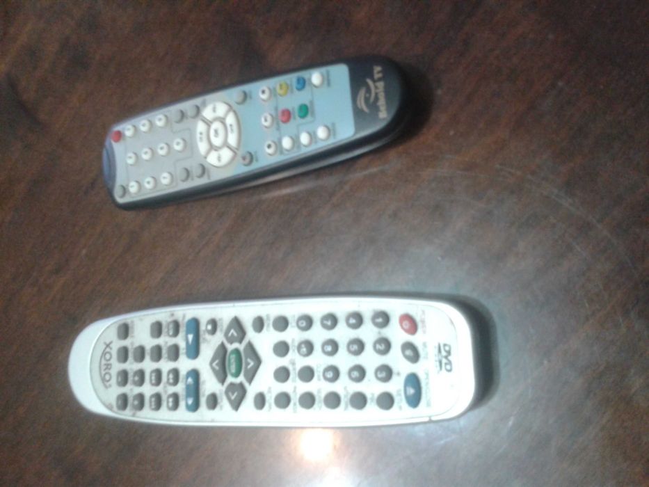 Телевизор Филипс 28 дюймов в комплекте с устройствами.