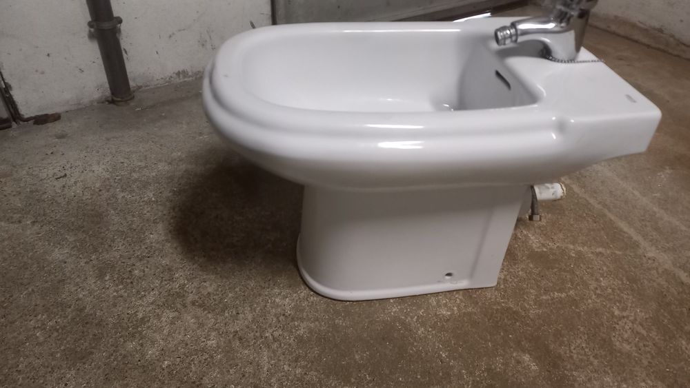 Lavatório e bidé e resguardo