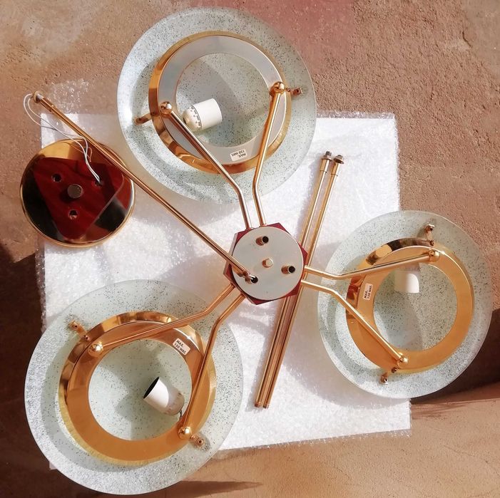 Candeeiro de sala em metal dourado e madeira