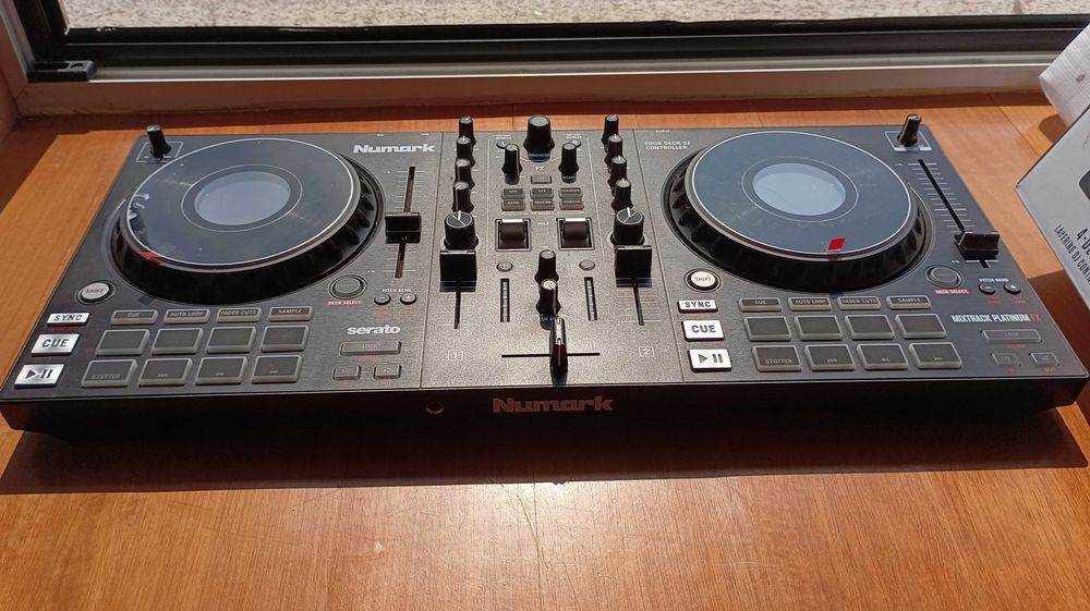 Controlador DJ Numark Mixtrack Platinum FX