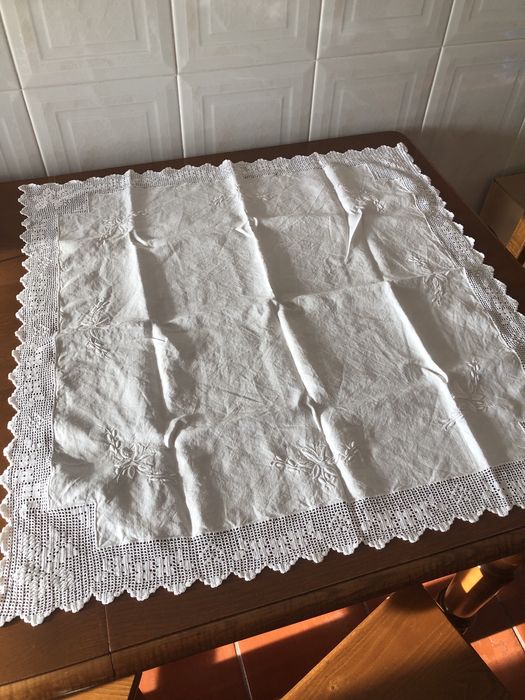 Conjunto de 3 naprons em linho branco em reda feito á mão