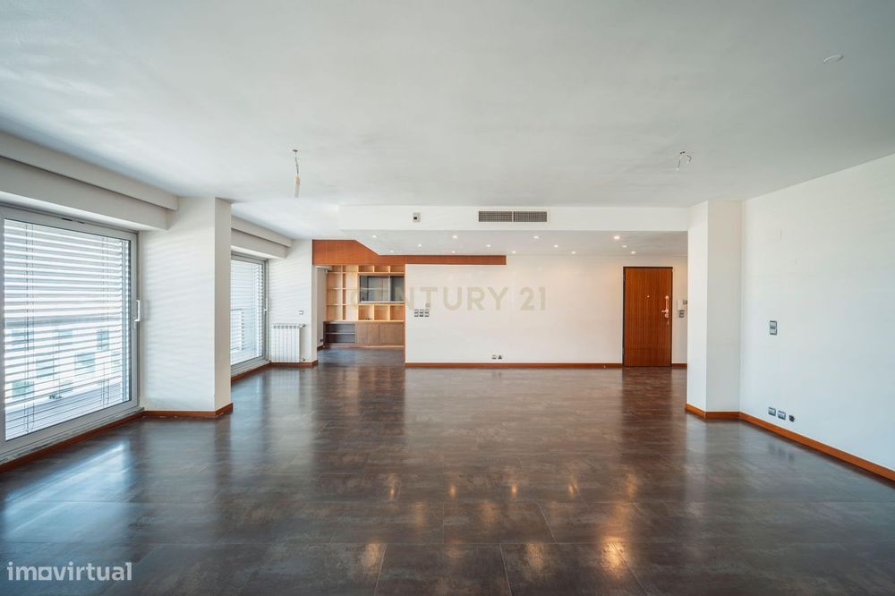 T5+1 Duplex em Linda-a-Velha com 291 m² úteis, 5 estacionamentos e vis