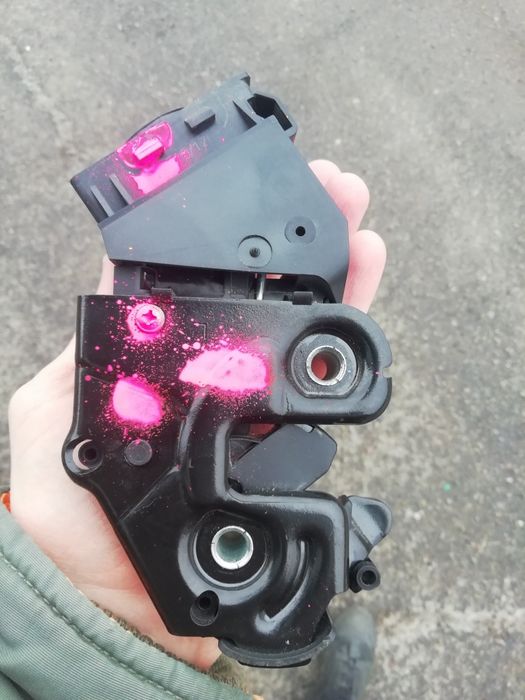 Замок відкидання спинки заднього дивану Jeep Renegade, лівий