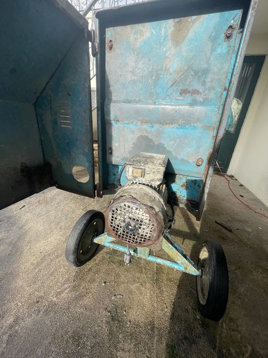Vende-se betoneira 250 litros