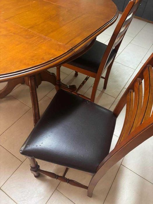 Mesa de Madeira Extensível + 4 cadeiras