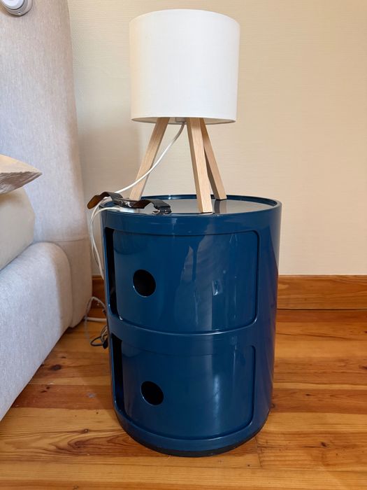 KARTELL COMPONIBLI Mesa de cabeceira redonda Ø30 cm com prateleiras