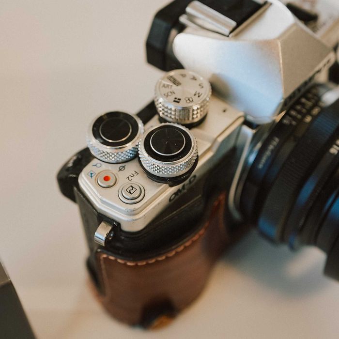 Câmera Olympus OM-D E-M10 Mark II com objetiva 25mm f2