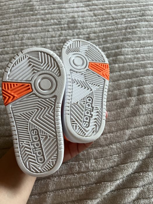 Фірмові кросівки adidas для дівчинки