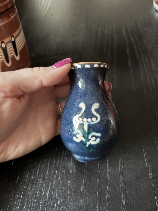 Maly ceramiczny wazonik