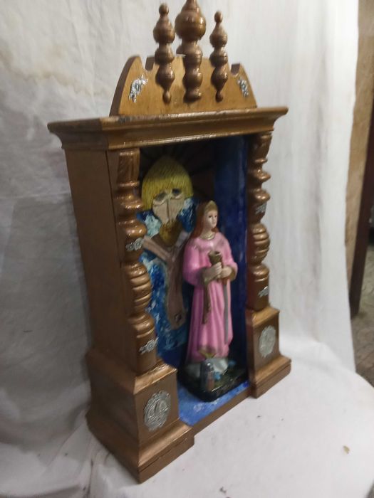 Altar a Santa Barbara. Antiga caixa de relógio pintada na cor ouro