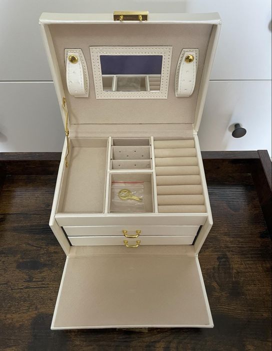 Satynowy kuferek szkatułka na biżuterię z lusterkiem